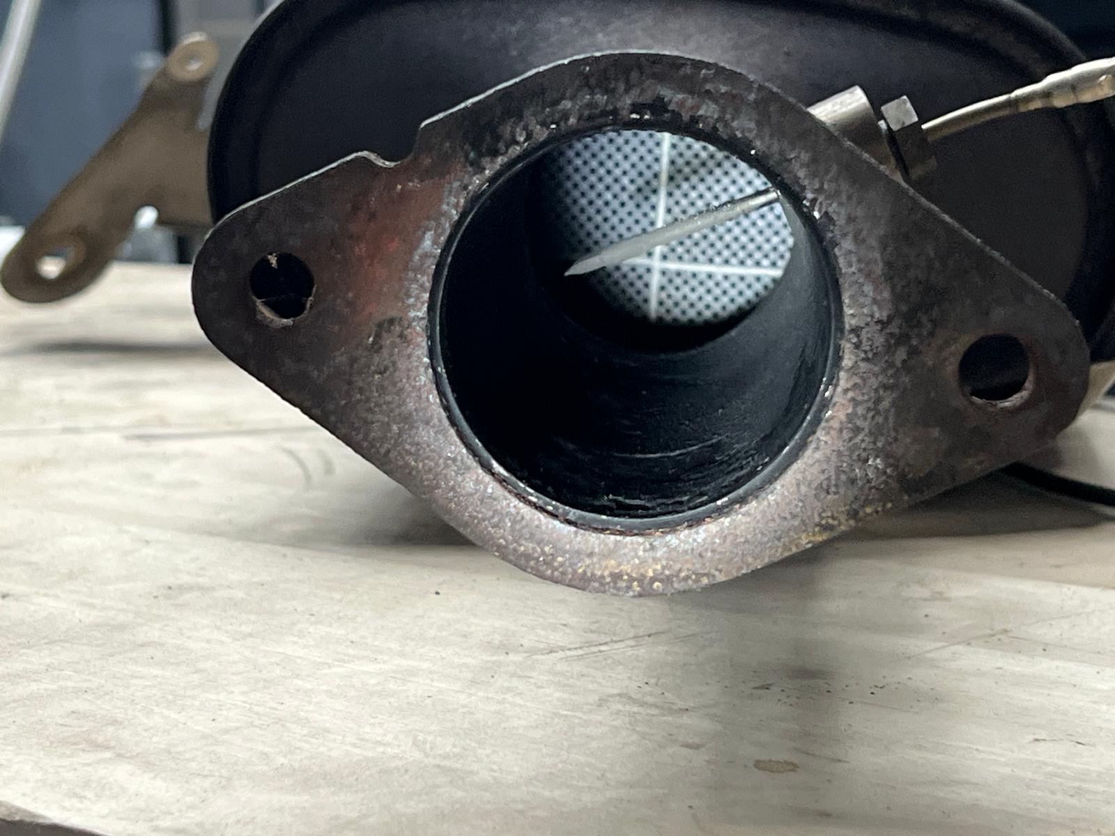 Detailaufnahme eines ausgebauten Partikelfilters mit sichtbarer Keramikstruktur