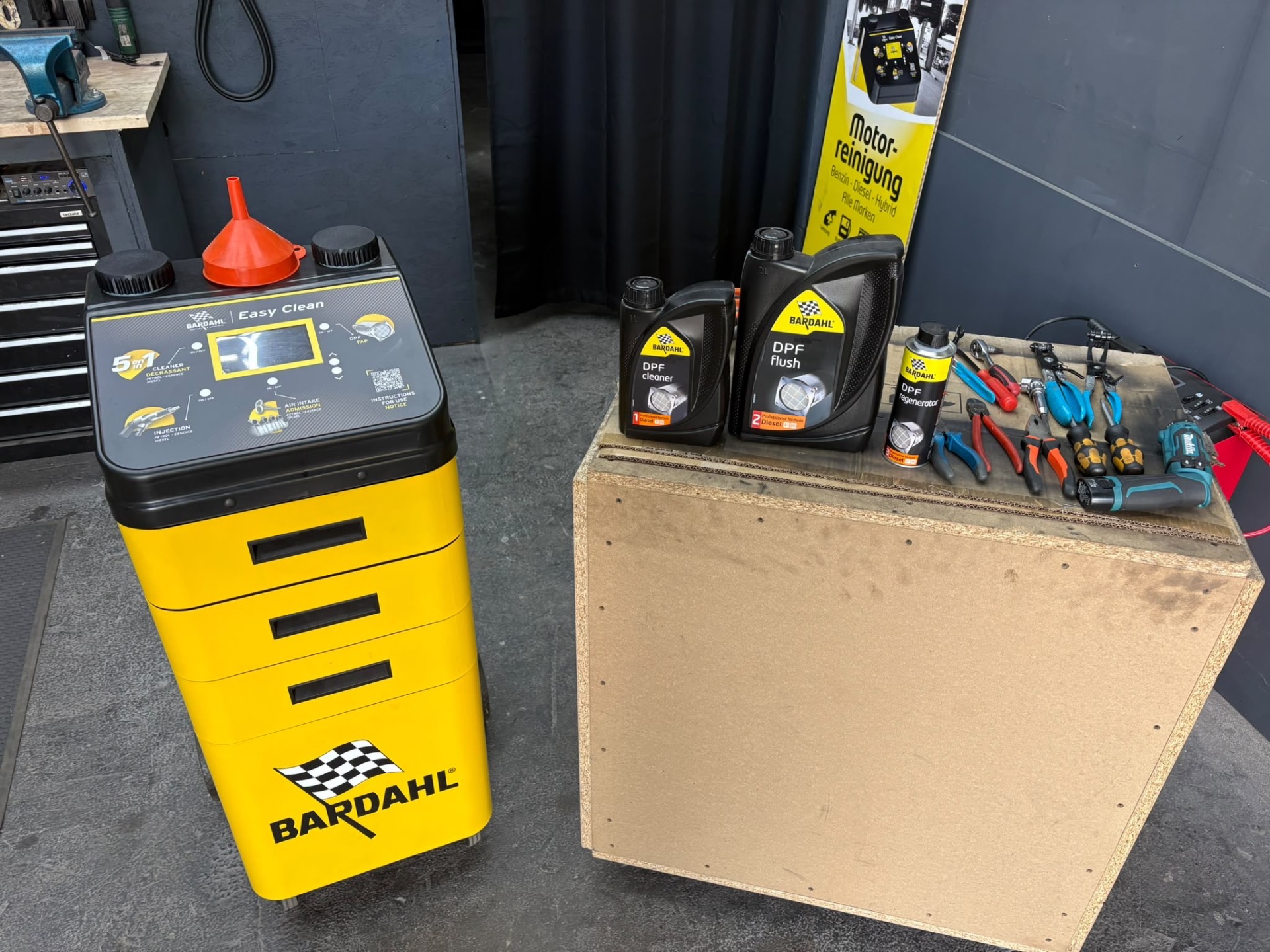 Bardahl Easy Clean Gerät mit DPF-Reinigungsmitteln und Werkzeug