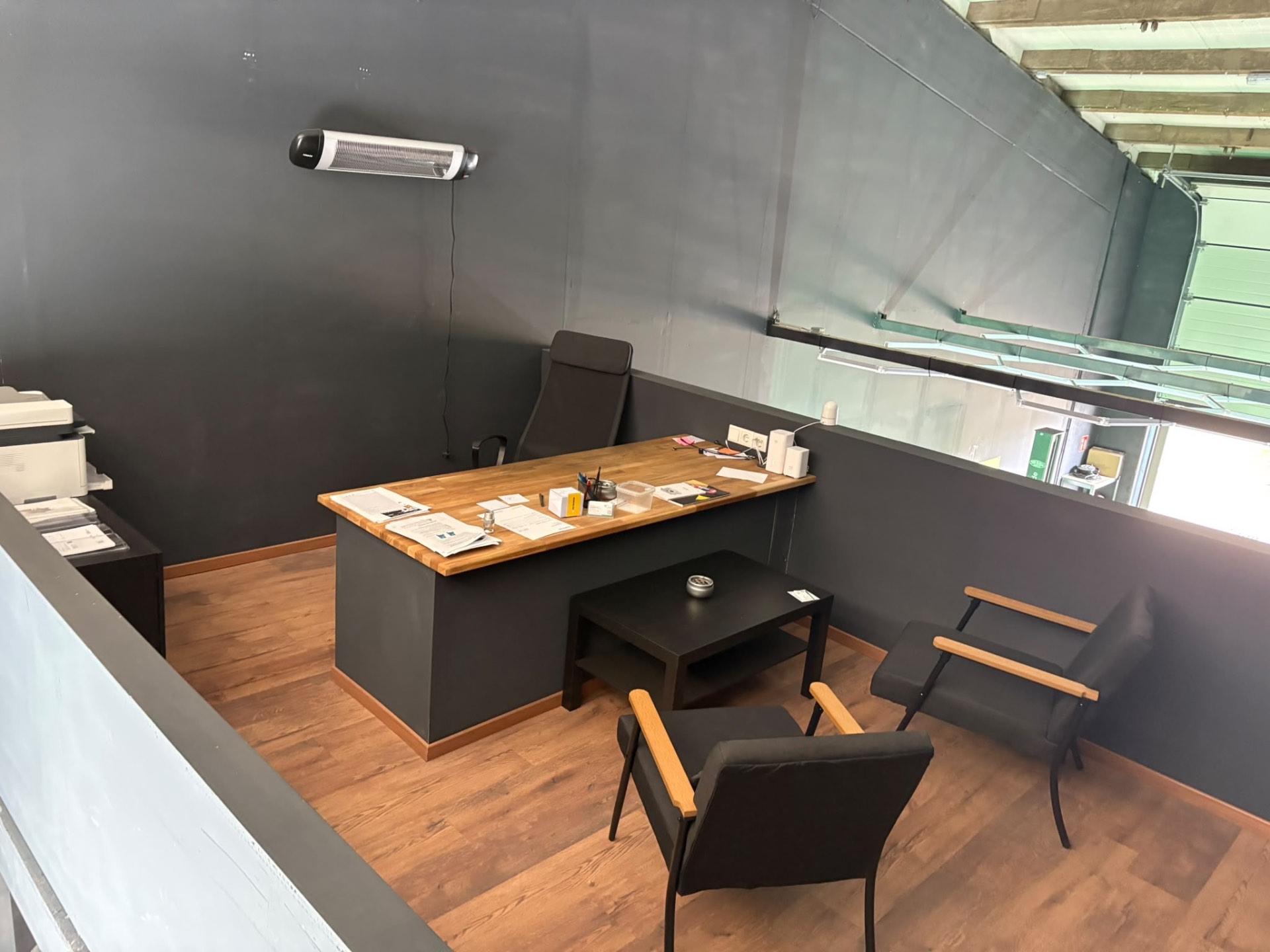 Beratungsbüro von CleanMobil DPF Service mit Schreibtisch und Sitzgruppe
